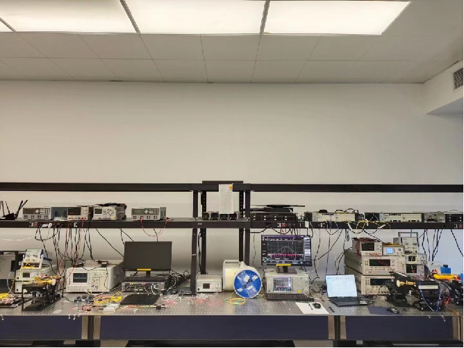 40-500GHz Optoelectronic terahertz communication system